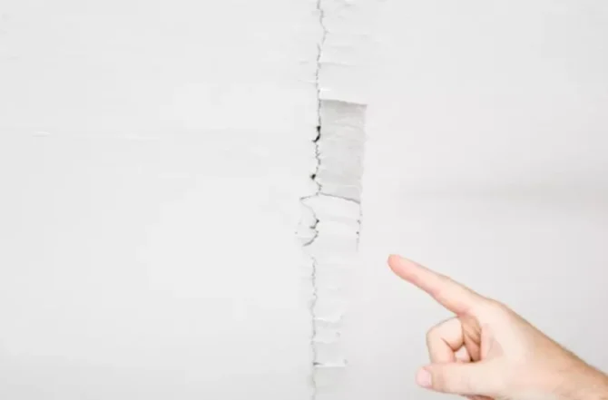 Como Reparar Rachaduras e Danos no Gesso ou Drywall? Guia Prático de Manutenção